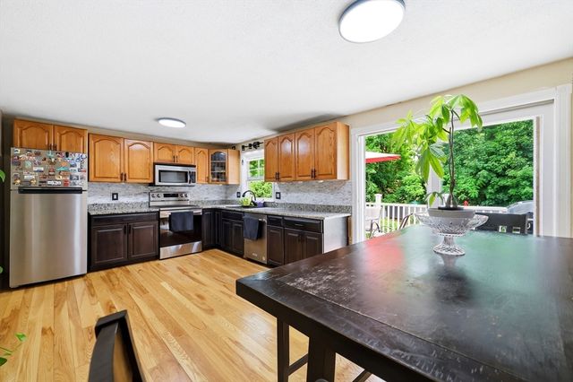 23 Phelps St, Easthampton, MA 01027