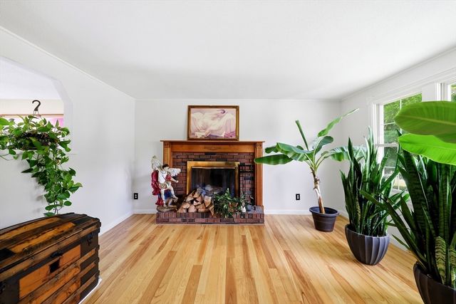 23 Phelps St, Easthampton, MA 01027