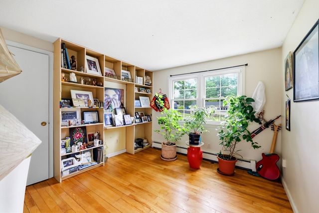 23 Phelps St, Easthampton, MA 01027