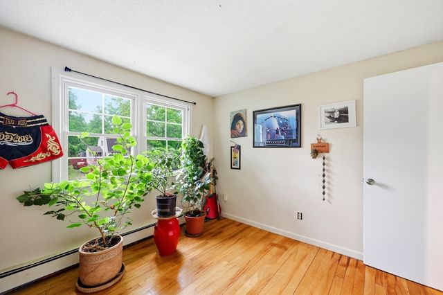 23 Phelps St, Easthampton, MA 01027