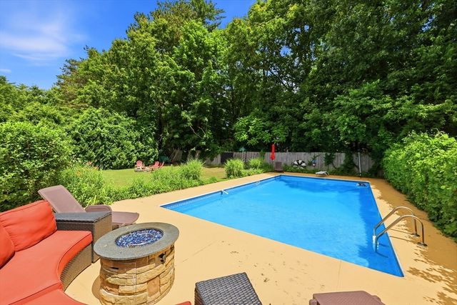 23 Phelps St, Easthampton, MA 01027