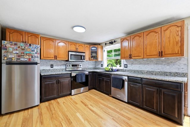 23 Phelps St, Easthampton, MA 01027