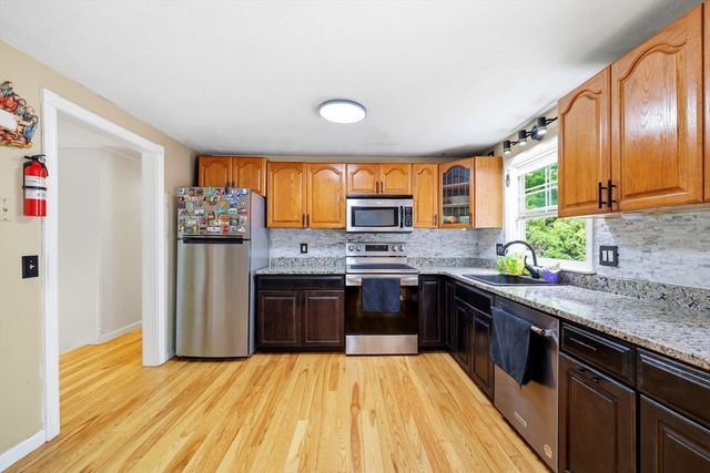 23 Phelps St, Easthampton, MA 01027