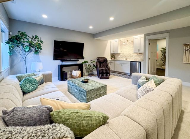 17763 Valleyview Drive, Clive, IA 50325