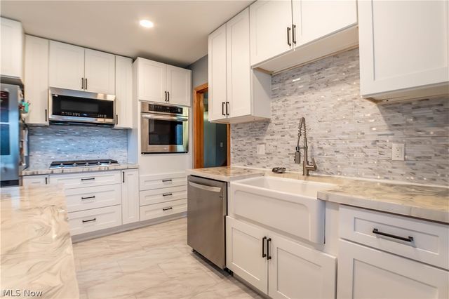 887 Delaware Avenue, Akron, OH 44303