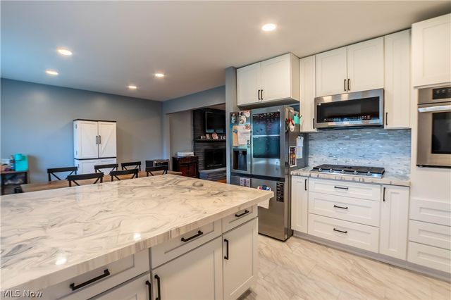 887 Delaware Avenue, Akron, OH 44303