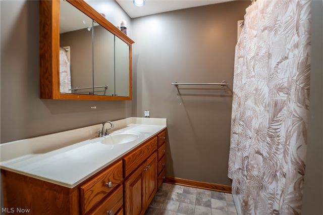 887 Delaware Avenue, Akron, OH 44303