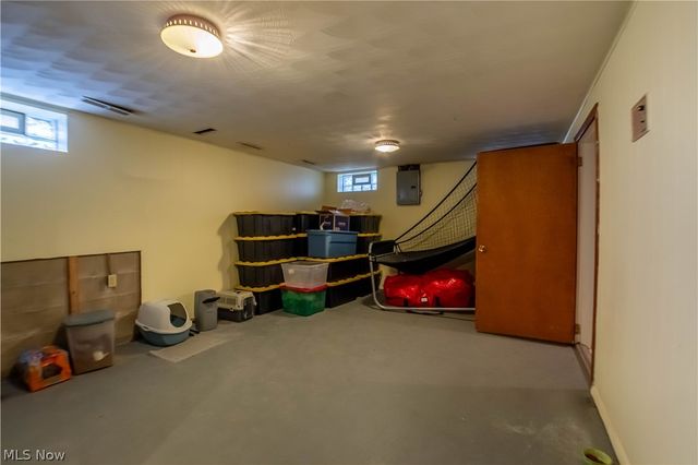 887 Delaware Avenue, Akron, OH 44303