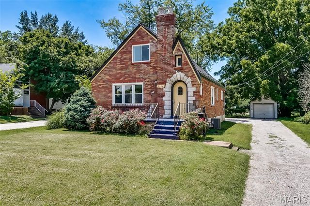 1375 S New Florissant Road, Florissant, MO 63031
