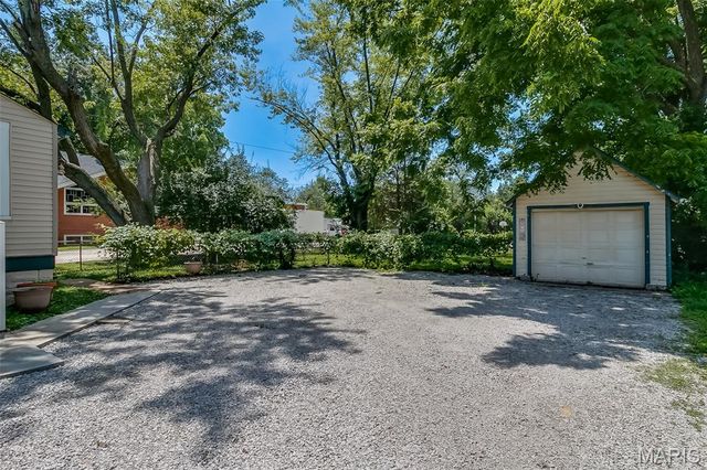 1375 S New Florissant Road, Florissant, MO 63031