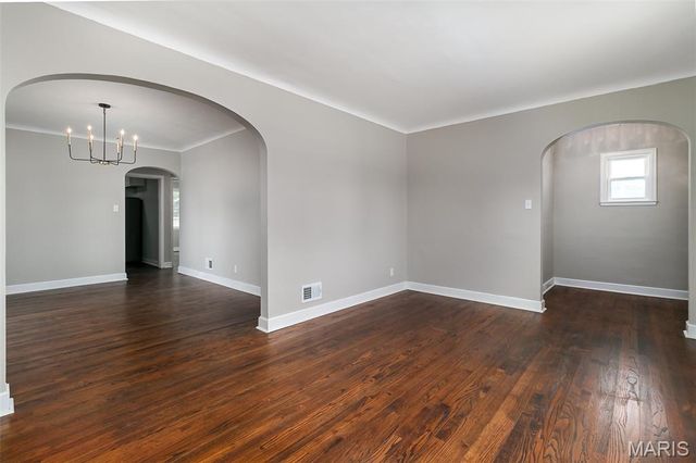1375 S New Florissant Road, Florissant, MO 63031