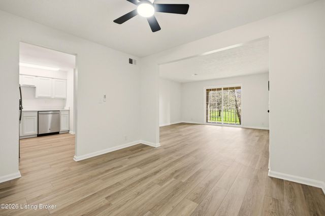 413 Logsdon Ct, Douglass Hills, KY 40243