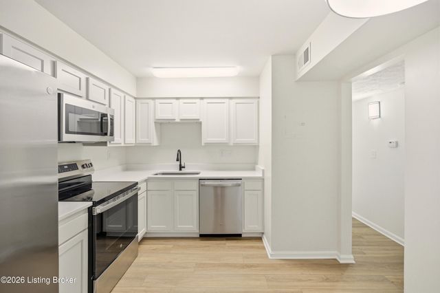 413 Logsdon Ct, Douglass Hills, KY 40243