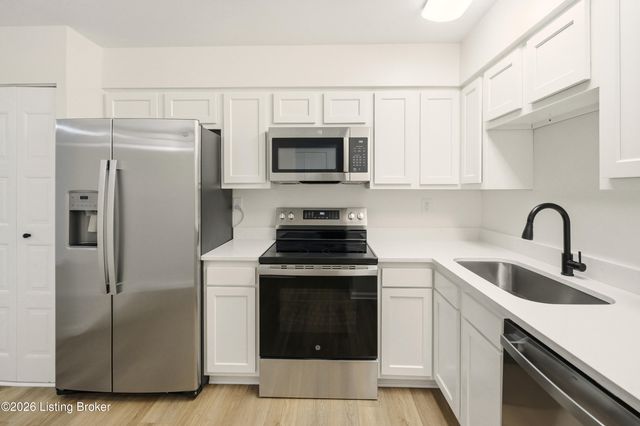 413 Logsdon Ct, Douglass Hills, KY 40243