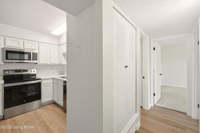 413 Logsdon Ct, Douglass Hills, KY 40243