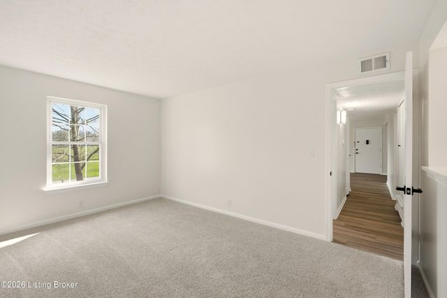 413 Logsdon Ct, Douglass Hills, KY 40243