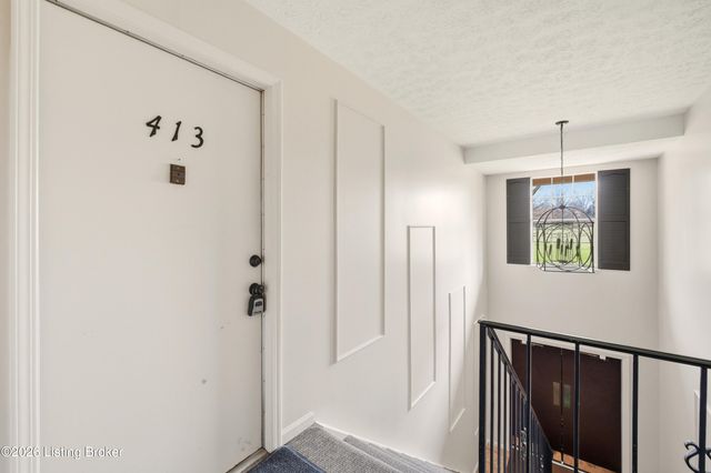 413 Logsdon Ct, Douglass Hills, KY 40243