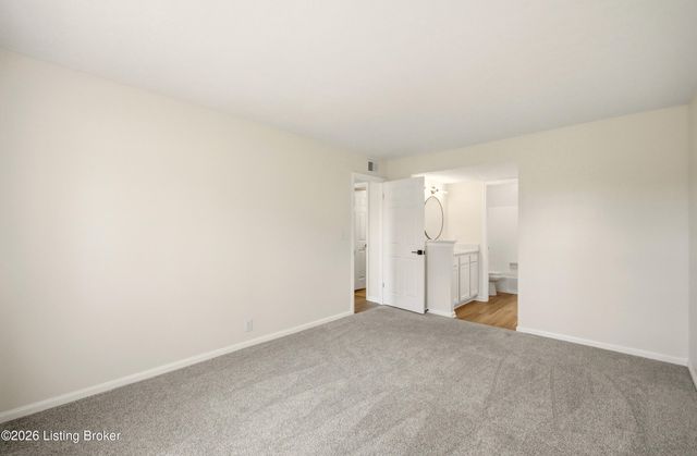 413 Logsdon Ct, Douglass Hills, KY 40243