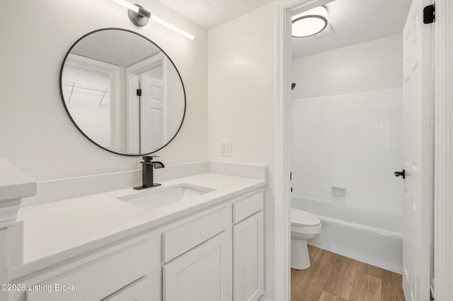 413 Logsdon Ct, Douglass Hills, KY 40243