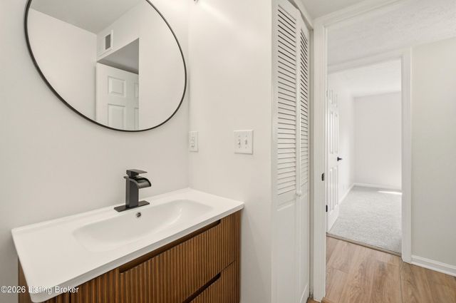 413 Logsdon Ct, Douglass Hills, KY 40243