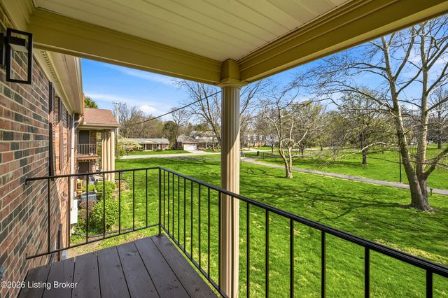 413 Logsdon Ct, Douglass Hills, KY 40243