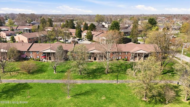 413 Logsdon Ct, Douglass Hills, KY 40243