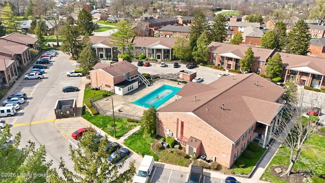 413 Logsdon Ct, Douglass Hills, KY 40243