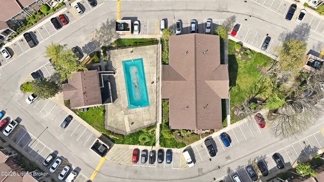 413 Logsdon Ct, Douglass Hills, KY 40243