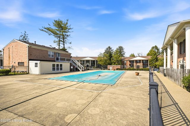 413 Logsdon Ct, Douglass Hills, KY 40243