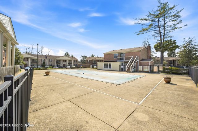 413 Logsdon Ct, Douglass Hills, KY 40243