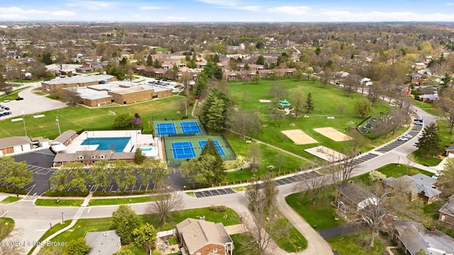 413 Logsdon Ct, Douglass Hills, KY 40243