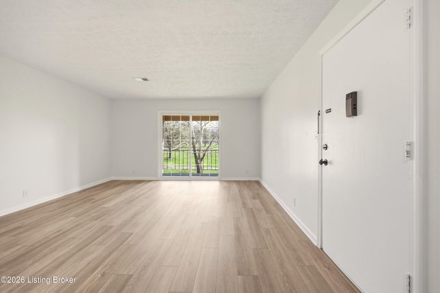 413 Logsdon Ct, Douglass Hills, KY 40243