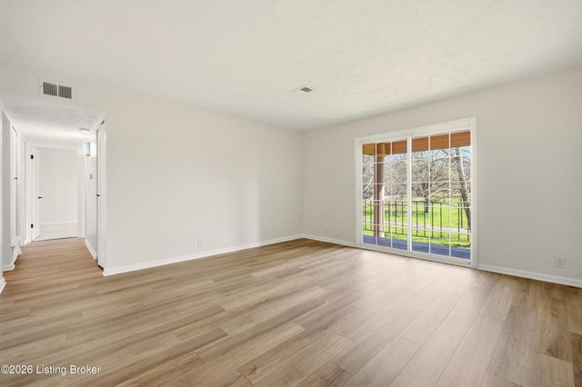 413 Logsdon Ct, Douglass Hills, KY 40243