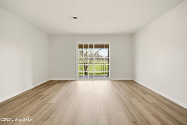 413 Logsdon Ct, Douglass Hills, KY 40243