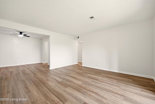 413 Logsdon Ct, Douglass Hills, KY 40243