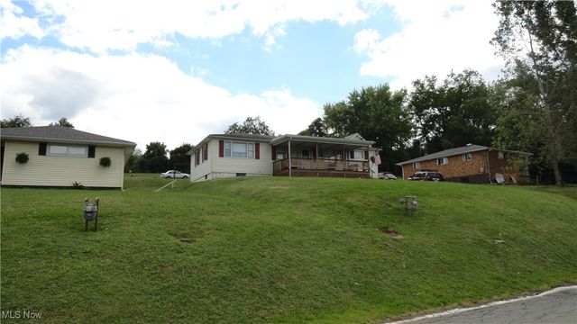1788 Rolling Acres Road, New Cumberland, WV 26047