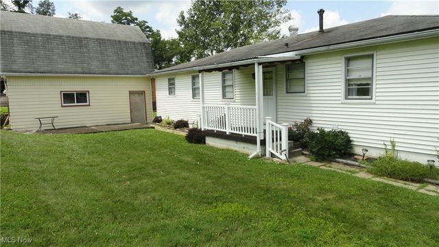 1788 Rolling Acres Road, New Cumberland, WV 26047