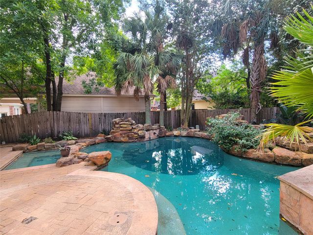 10 Dovewood Place, The Woodlands, TX 77381