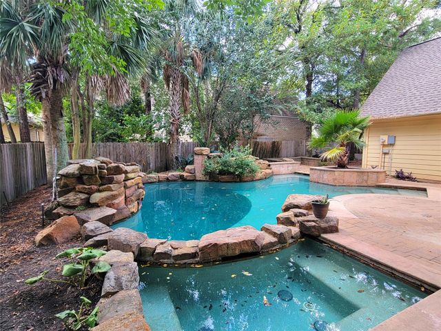 10 Dovewood Place, The Woodlands, TX 77381