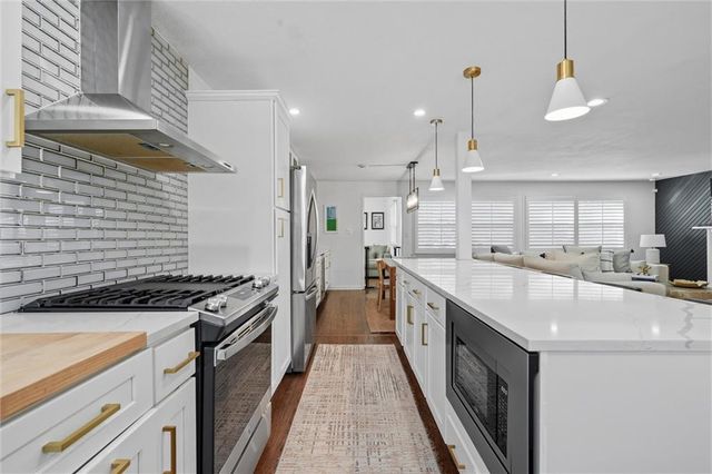 7651 Tomahawk Road, Prairie Village, KS 66208