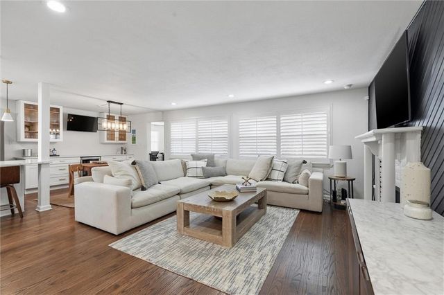 7651 Tomahawk Road, Prairie Village, KS 66208