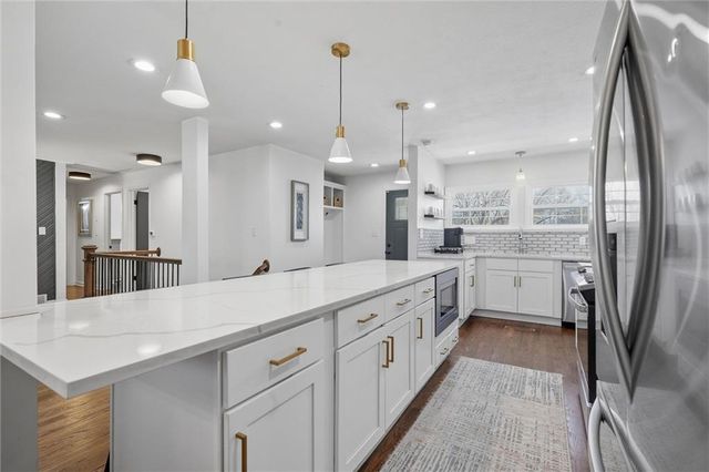 7651 Tomahawk Road, Prairie Village, KS 66208