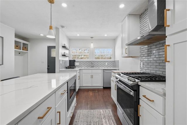 7651 Tomahawk Road, Prairie Village, KS 66208