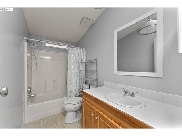 111 RIVER RIDGE Ave, Roseburg, OR 97471