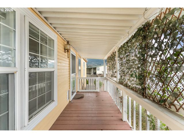 111 RIVER RIDGE Ave, Roseburg, OR 97471