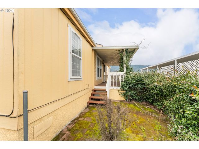111 RIVER RIDGE Ave, Roseburg, OR 97471