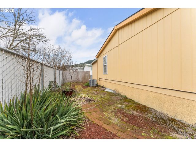 111 RIVER RIDGE Ave, Roseburg, OR 97471