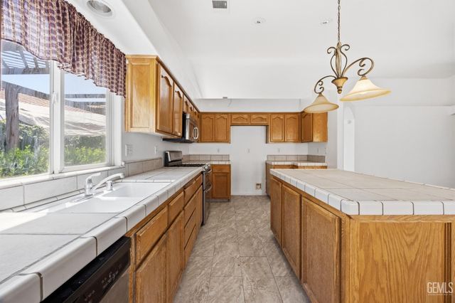 6410 Spring Ridge Drive, Bakersfield, CA 93313