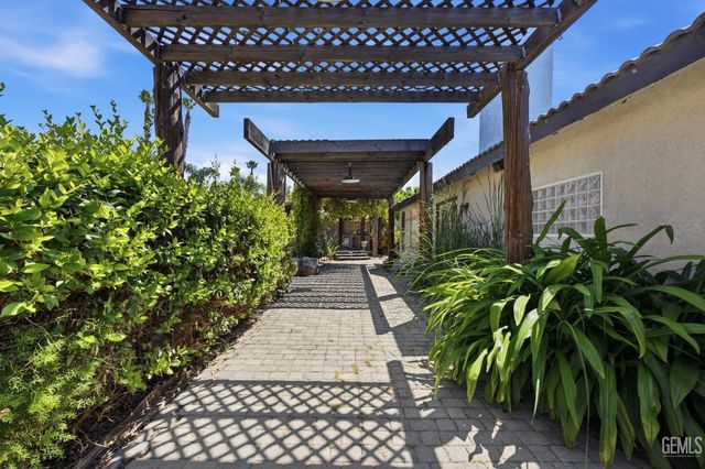 6410 Spring Ridge Drive, Bakersfield, CA 93313