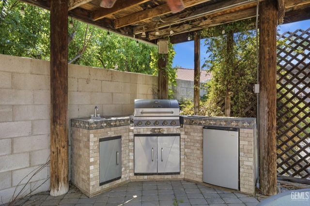 6410 Spring Ridge Drive, Bakersfield, CA 93313